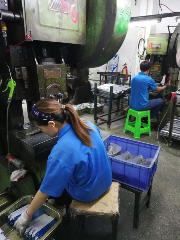 沖壓折彎合頁.jpg 沖壓折彎合頁.jpg