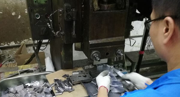 提倡天道酬勤,勤能補拙觀念，提高東莞合頁,東莞鉸鏈,東莞不銹鋼合頁的生產(chǎn)能力