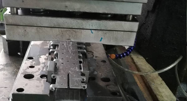 精業(yè)求精、用心生產(chǎn)高品質(zhì)高效率的東莞合頁(yè),東莞鉸鏈,東莞不銹鋼合頁(yè)