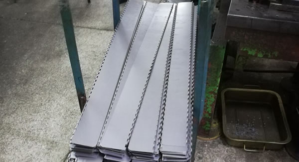 遇到困難,齊心協(xié)力,解決東莞合頁,東莞鉸鏈.卷圓工序發(fā)熱,尺寸差異問題